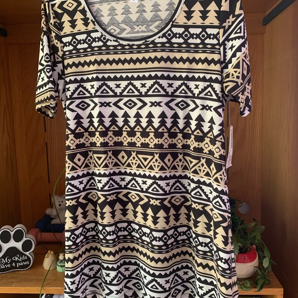 LuLaRoe Black and Cream Geometric Short Sleeve Tee